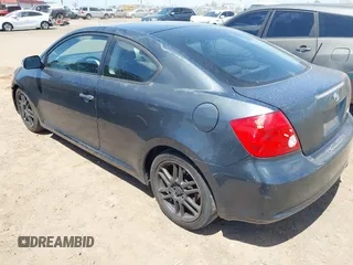 2006 Scion tC z VIN JTKDE177060115047, wystawiony jako IAAI lot #41967294 z przebiegiem 251 237 mil mil oraz . Historia ofert i sprzedaży dostępna na DreamBid. Obrazek 3.