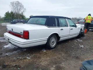 1994 Lincoln Town Car Executive with VIN 1LNLM81WXRY695472, listed as a IAAI auction lot 42017751 with 118,072 mi miles. Bid and sale history available at carsss.com. Image 4.