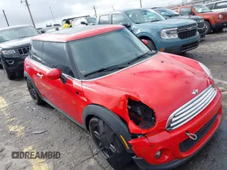 2012 MINI Hardtop z VIN WMWSU3C58CT542601, wystawiony jako IAAI lot #41563923 z przebiegiem 157 569 mil mil oraz . Historia ofert i sprzedaży dostępna na DreamBid. Obrazek 1.