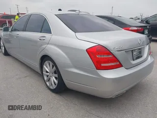 2011 Mercedes-Benz S 400 z VIN WDDNG9FB9BA384927, wystawiony jako IAAI lot #42285753 z przebiegiem 92 588 mil mil oraz . Historia ofert i sprzedaży dostępna na DreamBid. Obrazek 3.