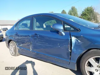 2008 Honda Civic LX z VIN 2HGFA16538H521884, wystawiony jako IAAI lot #38105899 z przebiegiem 146 612 mil mil oraz . Historia ofert i sprzedaży dostępna na DreamBid. Obrazek 6.
