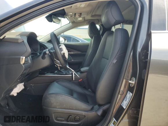 2023 Mazda CX-30 S Premium z VIN 3MVDMBDM9PM558451, wystawiony jako Copart lot #53997465 z przebiegiem 27 633 mil mil oraz Nie do naprawy • Non repairable. Historia ofert i sprzedaży dostępna na DreamBid. Obrazek 7.