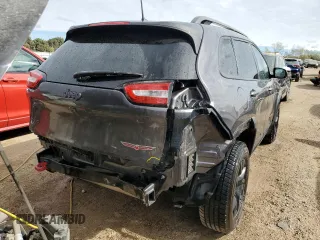 2018 Jeep Cherokee Trailhawk with VIN 1C4PJMBB2JD506327, listed as a Copart auction lot 75747364 with 186,413 mi miles and Salvage Title. Bid and sale history available at DreamBid. Image 6.