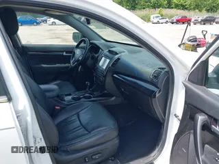 2014 Kia Sorento SX z VIN 5XYKWDA70EG541044, wystawiony jako IAAI lot #42301841 z przebiegiem 196 550 mil mil oraz . Historia ofert i sprzedaży dostępna na DreamBid. Obrazek 5.