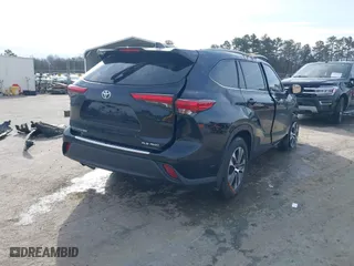 2022 Toyota Highlander XLE with VIN 5TDHZRBH2NS257729, listed as a IAAI auction lot 41580650 with 63,394 mi miles. Bid and sale history available at carsss.com. Image 4.