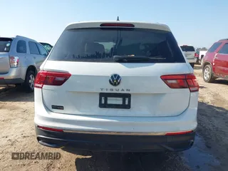 2023 Volkswagen Tiguan S z VIN 3VVRB7AX7PM076426, wystawiony jako IAAI lot #41453269 z przebiegiem 63 478 mil mil oraz . Historia ofert i sprzedaży dostępna na DreamBid. Obrazek 17.