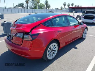 2021 Tesla Model 3 Long Range z VIN 5YJ3E1EB1MF997208, wystawiony jako IAAI lot #41944276 z przebiegiem 110 361 mil mil oraz . Historia ofert i sprzedaży dostępna na DreamBid. Obrazek 4.