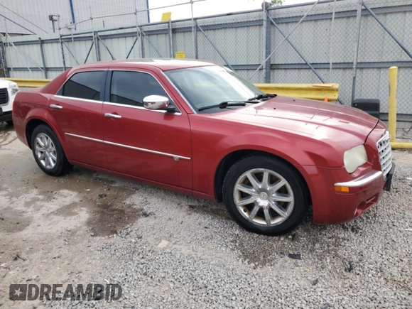 2008 Chrysler 300 C Hemi z VIN 2C3KA63H98H140585, wystawiony jako Copart lot #56714545 z przebiegiem 106 550 mil mil oraz Nie do naprawy • Non repairable. Historia ofert i sprzedaży dostępna na DreamBid. Obrazek 4.