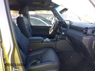 2024 Toyota Land Cruiser z VIN JTEABFAJ3RK001357, wystawiony jako IAAI lot #41206628 z przebiegiem 7060 mil mil oraz . Historia ofert i sprzedaży dostępna na DreamBid. Obrazek 5.