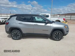 2020 Jeep Compass Trailhawk z VIN 3C4NJDDB5LT171727, wystawiony jako IAAI lot #41844523 z przebiegiem 103 952 mil mil oraz . Historia ofert i sprzedaży dostępna na DreamBid. Obrazek 13.