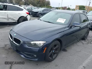 2017 BMW 3 Series 320i z VIN WBA8E1G50HNU13320, wystawiony jako IAAI lot #42327306 z przebiegiem 99 127 mil mil oraz . Historia ofert i sprzedaży dostępna na DreamBid. Obrazek 2.
