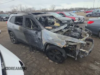 2017 Jeep Cherokee Latitude with VIN 1C4PJLCS0HW574732, listed as a Copart auction lot 85878964 with Not Provided miles and Clean Title. Bid and sale history available at carsss.com. Image 4.