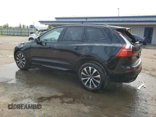 2025 Volvo XC60 Core z VIN YV4M12RJ7S1002361, wystawiony jako Copart lot #57670975 z przebiegiem 6 318 mil mil oraz Szkoda całkowita • Salvage title. Historia ofert i sprzedaży dostępna na DreamBid. Obrazek 2.
