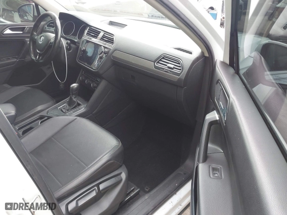 2018 Volkswagen Tiguan SEL with VIN 3VV3B7AX9JM090342, listed as a IAAI auction lot 41895823 with 98,400 mi miles. Bid and sale history available at carsss.com. Image 5.