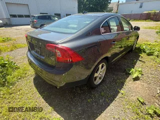 2012 Volvo S60 T5 z VIN YV1622FS2C209473, wystawiony jako Copart lot #58889785 z przebiegiem 143 898 mil mil oraz Tytuł czysty. Historia ofert i sprzedaży dostępna na DreamBid. Obrazek 4.