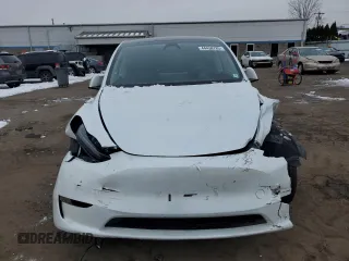 2025 Tesla Model Y Long Range z VIN 7SAYGDEE4SA357731, wystawiony jako Copart lot #44438785 z przebiegiem 1877 mil mil oraz Szkoda całkowita • Salvage title. Historia ofert i sprzedaży dostępna na DreamBid. Obrazek 5.