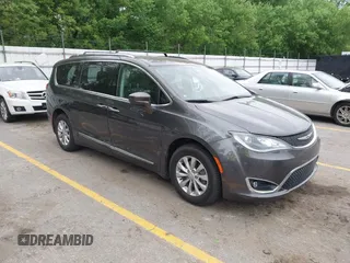 2018 Chrysler Pacifica Touring L z VIN 2C4RC1BG2JR128875, wystawiony jako IAAI lot #42307862 z przebiegiem 122 527 mil mil oraz . Historia ofert i sprzedaży dostępna na DreamBid. Obrazek 1.