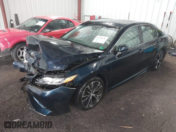 2018 Toyota Camry LE z VIN 4T1B11HK8JU517019, wystawiony jako IAAI lot #42220646 z przebiegiem 98 924 mil mil oraz . Historia ofert i sprzedaży dostępna na DreamBid. Obrazek 2.