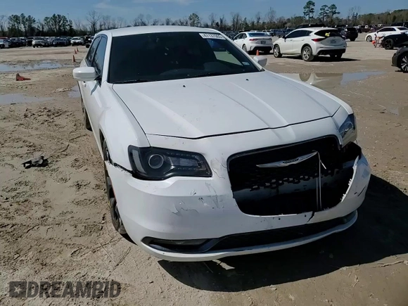 2019 Chrysler 300 S z VIN 2C3CCABG1KH654061, wystawiony jako Copart lot #47137005 z przebiegiem 109 896 mil mil oraz Szkoda całkowita • Salvage title. Historia ofert i sprzedaży dostępna na DreamBid. Obrazek 11.