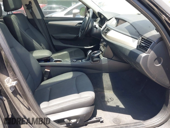 2014 BMW X1 sDrive28i z VIN WBAVM1C50EVW54351, wystawiony jako IAAI lot #42117685 z przebiegiem 131 631 mil mil oraz . Historia ofert i sprzedaży dostępna na DreamBid. Obrazek 5.