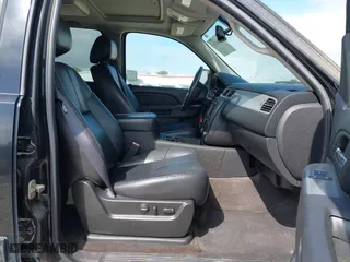 2011 Chevrolet Avalanche LT with VIN 3GNTKFE39BG119720, listed as a IAAI auction lot 42036526 with 190,381 mi miles. Bid and sale history available at carsss.com. Image 5.