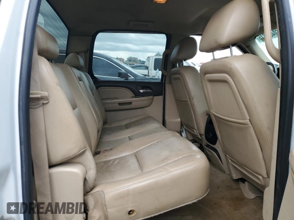 2011 GMC Sierra 3500HD DRW Denali z VIN 1GT426C84BF248011, wystawiony jako Copart lot #60469315 z przebiegiem 297 437 mil mil oraz Szkoda całkowita • Salvage title. Historia ofert i sprzedaży dostępna na DreamBid. Obrazek 10.
