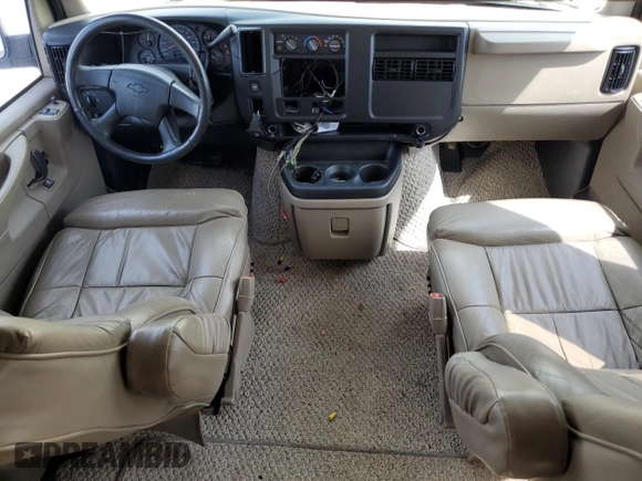 2004 Chevrolet Express Passenger z VIN 1GBFG15TX41155433, wystawiony jako Copart lot #48826455 z przebiegiem 327 969 mil mil oraz Szkoda całkowita • Salvage title. Historia ofert i sprzedaży dostępna na DreamBid. Obrazek 8.