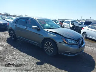 2013 Chrysler 200 Touring z VIN 1C3CCBBG1DN717899, wystawiony jako IAAI lot #41141736 z przebiegiem 168 181 mil mil oraz . Historia ofert i sprzedaży dostępna na DreamBid. Obrazek 1.
