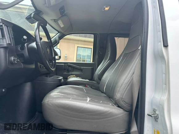 2021 Chevrolet Express Passenger LS z VIN 1GAZGNFPXM1170072, wystawiony jako Copart lot #64797015 z przebiegiem 273 908 mil mil oraz Czysty tytuł • Clean title. Historia ofert i sprzedaży dostępna na DreamBid. Obrazek 10.