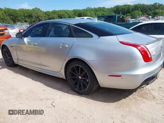 2016 Jaguar XJ R-Sport z VIN SAJWA1C7XG8W02813, wystawiony jako IAAI lot #42508758 z przebiegiem 102 919 mil mil oraz . Historia ofert i sprzedaży dostępna na DreamBid. Obrazek 3.