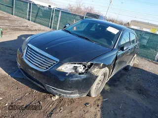 2014 Chrysler 200 LX z VIN 1C3CCBAB0EN146350, wystawiony jako IAAI lot #41527142 z przebiegiem 134 412 mil mil oraz . Historia ofert i sprzedaży dostępna na DreamBid. Obrazek 6.