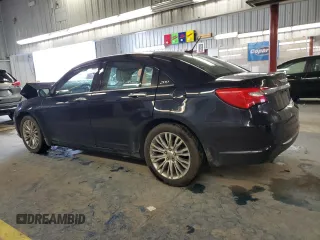 2012 Chrysler 200 Limited z VIN 1C3CCBCG7CN300185, wystawiony jako Copart lot #57810525 z przebiegiem 173 981 mil mil oraz Szkoda całkowita • Salvage title. Historia ofert i sprzedaży dostępna na DreamBid. Obrazek 2.