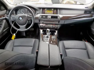2015 BMW 5 Series 528i z VIN WBA5A5C51FD516809, wystawiony jako Copart lot #57714025 z przebiegiem 135 554 mil mil oraz Czysty tytuł • Clean title. Historia ofert i sprzedaży dostępna na DreamBid. Obrazek 8.