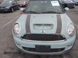 2013 MINI Convertible S с VIN WMWZP3C57DT551118, выставлен на аукционе IAAI как лот 41086617 с пробегом 108 049 миль миль и . История ставок и продаж доступна на DreamBid. Изображение 6.
