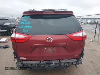 2019 Toyota Sienna XLE Auto Access Seat with VIN 5TDYZ3DC5KS971445, listed as a IAAI auction lot 41494373 with 147,578 mi miles. Bid and sale history available at carsss.com. Image 16.