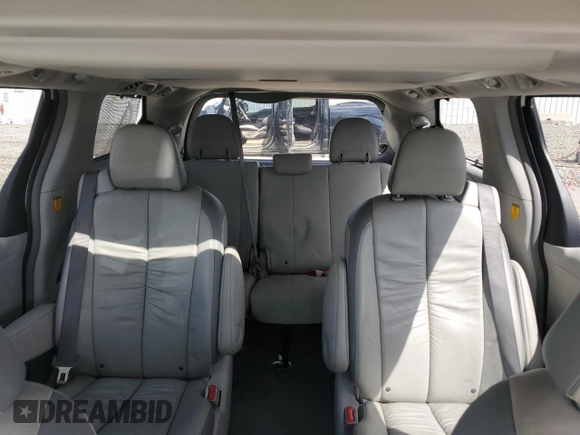 2011 Toyota Sienna XLE z VIN 5TDDK3DC1BS005600, wystawiony jako Copart lot #57795425 z przebiegiem 176 883 mil mil oraz Szkoda całkowita • Salvage title. Historia ofert i sprzedaży dostępna na DreamBid. Obrazek 10.