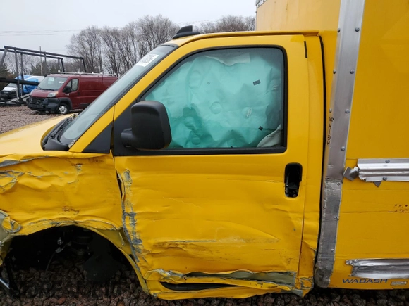 2024 GMC Savana z VIN 1GD07RFP4R1176136, wystawiony jako Copart lot #47645825 z przebiegiem Nie podano mil oraz Szkoda całkowita • Salvage title. Historia ofert i sprzedaży dostępna na DreamBid. Obrazek 7.