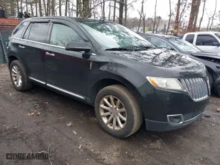 2011 Lincoln MKX with VIN 2LMDJ8JKXBBJ31869, listed as a IAAI auction lot 41710747 with 191,698 mi miles. Bid and sale history available at carsss.com. Image 1.