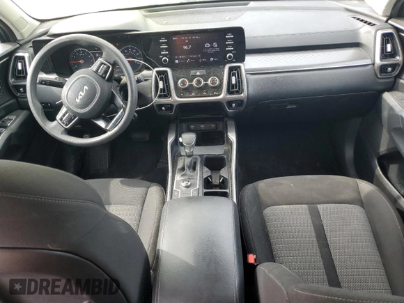 2022 Kia Sorento LX z VIN 5XYRG4LC0NG082538, wystawiony jako Copart lot #53809285 z przebiegiem 43 910 mil mil oraz Szkoda całkowita • Salvage title. Historia ofert i sprzedaży dostępna na DreamBid. Obrazek 8.