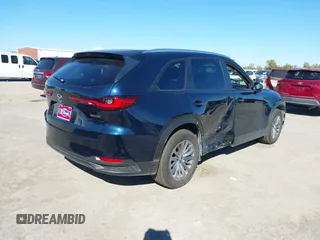 2024 Mazda CX-90 Select z VIN JM3KKAHDXR1170154, wystawiony jako IAAI lot #40852871 z przebiegiem 4 498 mil mil oraz . Historia ofert i sprzedaży dostępna na DreamBid. Obrazek 4.