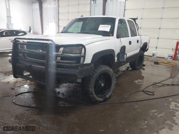 2003 Chevrolet Silverado 2500HD LS with VIN 1GCHK23U13F258343, listed as a IAAI auction lot 41288585 with 299,594 mi miles. Bid and sale history available at carsss.com. Image 17.
