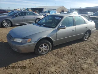 1998 Toyota Camry LE z VIN JT2BG28K2W0164356, wystawiony jako Copart lot #49450065 z przebiegiem 240 905 mil mil oraz Czysty tytuł • Clean title. Historia ofert i sprzedaży dostępna na DreamBid. Obrazek 1.