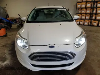 2014 Ford Focus Electric z VIN 1FADP3R45EL344648, wystawiony jako Copart lot #57118335 z przebiegiem 60 347 mil mil oraz Szkoda całkowita • Salvage title. Historia ofert i sprzedaży dostępna na DreamBid. Obrazek 5.