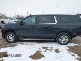 2024 Chevrolet Suburban LT z VIN 1GNSKCKD1RR242476, wystawiony jako IAAI lot #41577855 z przebiegiem 24 285 mil mil oraz . Historia ofert i sprzedaży dostępna na DreamBid. Obrazek 14.