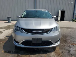 2017 Chrysler Pacifica Touring L z VIN 2C4RC1BG9HR832193, wystawiony jako Copart lot #55898585 z przebiegiem 30 958 mil mil oraz Szkoda całkowita • Salvage title. Historia ofert i sprzedaży dostępna na DreamBid. Obrazek 5.
