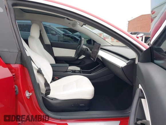 2018 Tesla Model 3 Long Range Battery z VIN 5YJ3E1EB8JF096249, wystawiony jako IAAI lot #42150031 z przebiegiem 70 981 mil mil oraz . Historia ofert i sprzedaży dostępna na DreamBid. Obrazek 5.