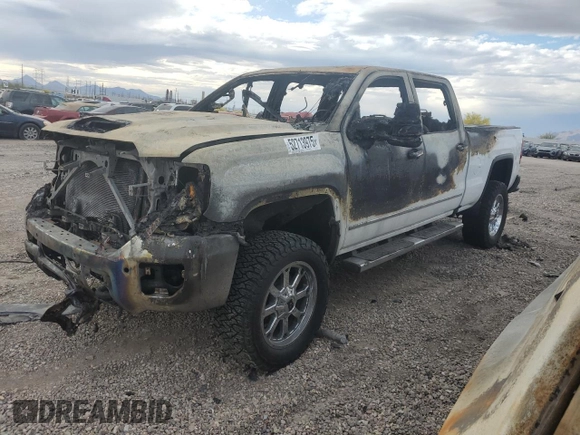 2018 GMC Sierra 2500HD SLT z VIN 1GT12TEY1JF108589, wystawiony jako Copart lot #52713975 z przebiegiem Nie podano mil oraz Nie do naprawy • Non repairable. Historia ofert i sprzedaży dostępna na DreamBid. Obrazek 1.