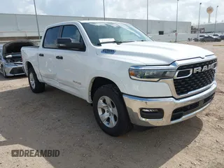 2025 Ram 1500 Big Horn z VIN 1C6SRFFP6SN563041, wystawiony jako IAAI lot #42548375 z przebiegiem 23 189 mil mil oraz . Historia ofert i sprzedaży dostępna na DreamBid. Obrazek 1.