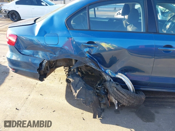 2015 Volkswagen Jetta SE z VIN 3VWD07AJ4FM285676, wystawiony jako IAAI lot #41787061 z przebiegiem 142 537 mil mil oraz . Historia ofert i sprzedaży dostępna na DreamBid. Obrazek 6.