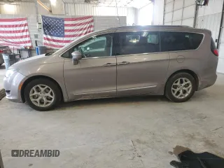 2017 Chrysler Pacifica Touring L Plus z VIN 2C4RC1EG4HR637842, wystawiony jako Copart lot #56588475 z przebiegiem 208 821 mil mil oraz Szkoda całkowita • Salvage title. Historia ofert i sprzedaży dostępna na DreamBid. Obrazek 1.